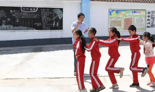 照亮了无数深山学子前行的路也辉映着新时代村庄教育的期望之光 照亮了无数深山学子前行的路也辉映着新时代村庄教育的期望之光