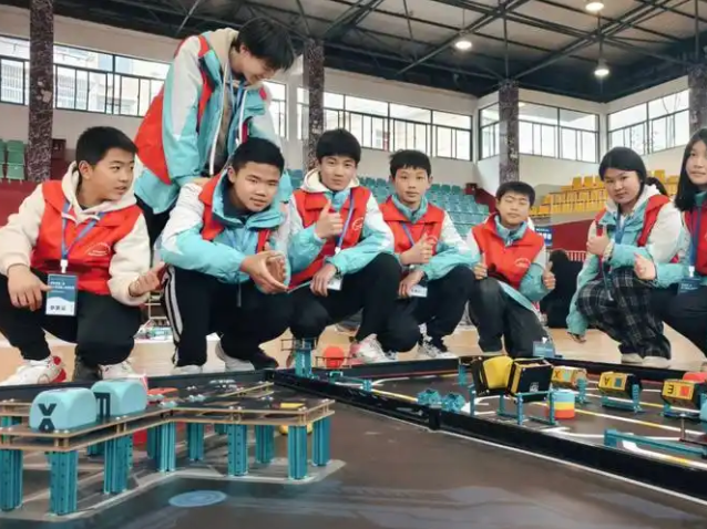 教师们焕宣布如此的热情和创造力的氛围在校园里弥漫开来